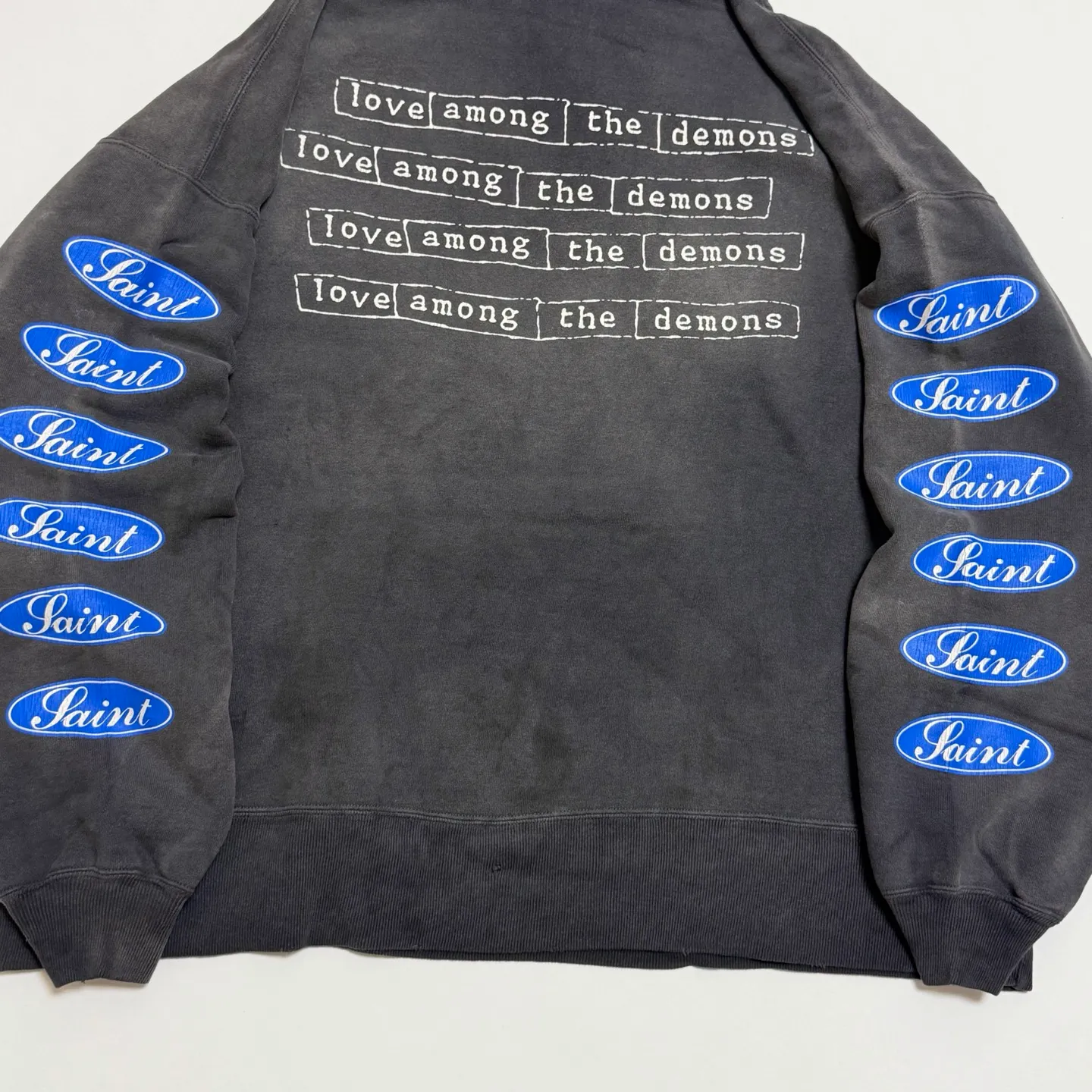 SAINT Mxxxxxx HOODIE/LOVE AMONG/BLK blue SAINT barrage slogan hoodie, washed black S-XL, the latest version, revised many times, the version is closer to the original version, and the street flavor is stronger! Heavy washing with water-sprayed fading process for stronger distressing effect. Handmade wormhole destruction treatment. Authentic level extreme distressed crack printing. The main mark and wash mark are all correct versions.
